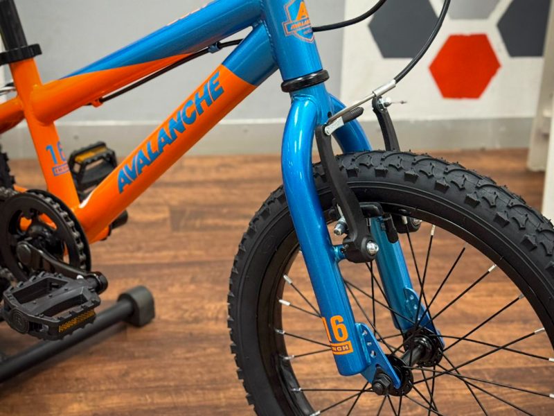 Avalanche Bolt 16" - Brand New - Training Wheels