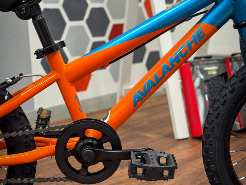Avalanche Bolt 16" - Brand New - Training Wheels