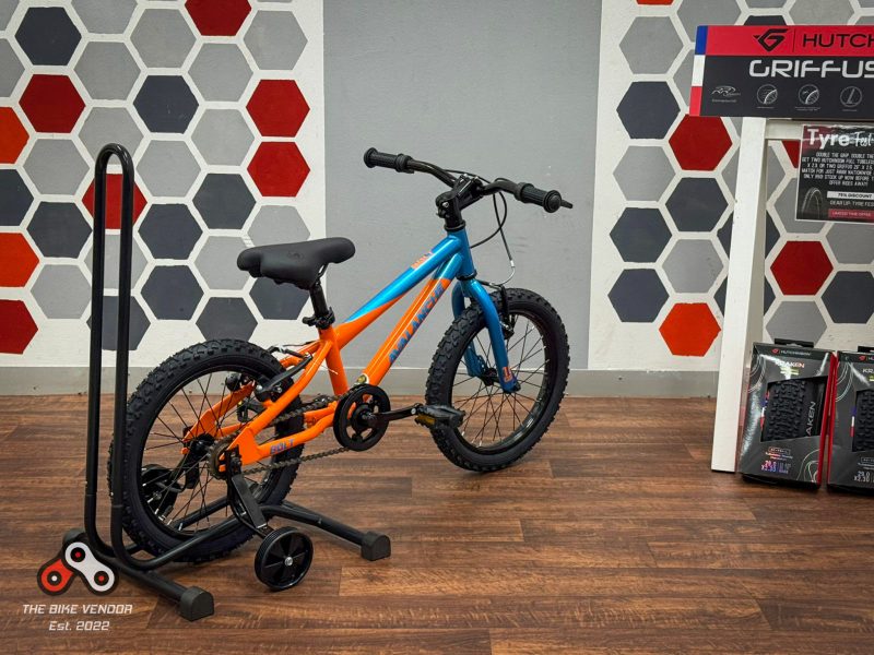 Avalanche Bolt 16" - Brand New - Training Wheels