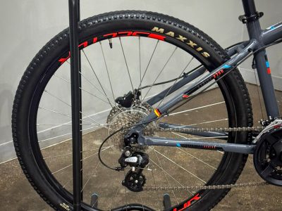 Silverback Stride 275D - Shimano - Hydro Brakes