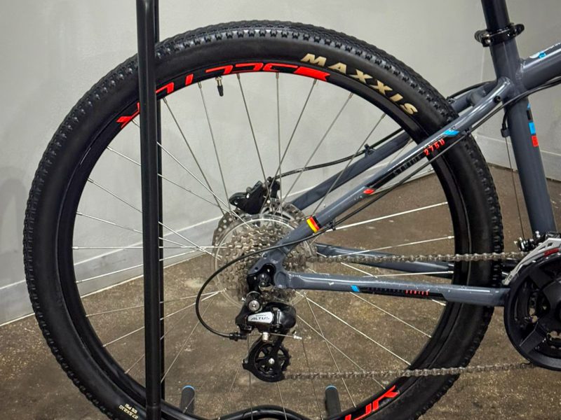 Silverback Stride 275D - Shimano - Hydro Brakes